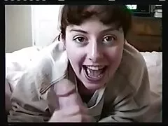 Preciosa en coloridos calcetines altos facializada después del primer anal