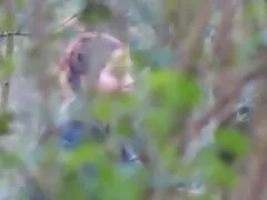 nena perfecta está absolutamente desnuda frente a la piscina