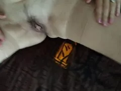 Beso negro lesbiana y embestida con un gran juguete dentro