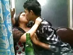 Sexy tetas falsas en una zorra hardcore follando al aire libre