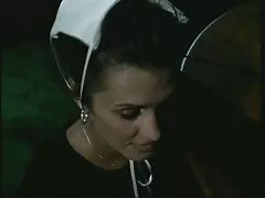 Japonesa flaca anhela una polla después de tomar un baño