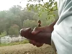 Adolescente es follada sobre una colorida colcha al aire libre