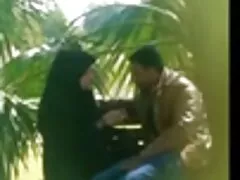 Dos pollas duras inmediatamente hacen que un melocotón sea el más feliz