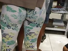 Hombre trae joven autoestopista a casa y folla en posición de cuchara