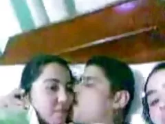 MILF pasa tiempo en compañía de un salvaje penetrándola