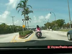 Pequeña chica disfruta de una extraña escena de cornudos en el sofá