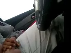 El coño joven afeitado está perfecto sentado en su polla
