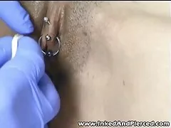 Chica delgada con un cuello polo verde tiene sexo duro con un hombre tatuado