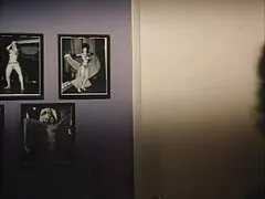 Chica rusa sola tiene un juguete sexual hecho para complacer su coño