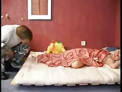 Dos damas asombrosas y un semental cachondo tienen un trío