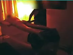 Dos rubias de grandes tetas y culos firmes se montan un trío