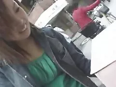 Pequeña rubia hace el amor con un hombre experimentado en el sofá