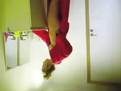 Chica asiática de pelo corto es embestida por su guapo amante