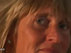 Un negro fuerte se folla a una rubia sucia en el sofá