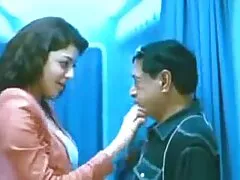 Chica sensual y su novia tienen sexo grupal con un afortunado amante