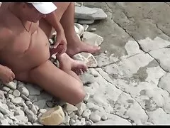 chica solitaria se apoya en el espejo mientras se masturba