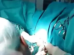 Madura dama es penetrada por los dedos de una rubia adolescente
