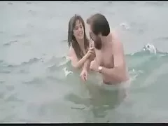 Las chicas de la oficina pasan la tarde chupando pollas en una fiesta