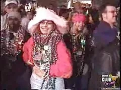 Quinn Wilde recibe polla en el coño en la cama y frente al espejo