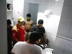 Morena atada es torturada por rubia y su novio