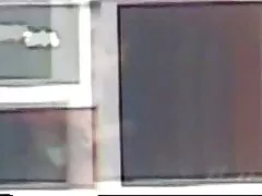 Nena flaca es grabada mientras coloca su coño en un eje erecto