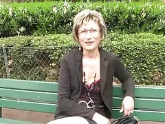 Chica adolescente es follada delante de su novio atado