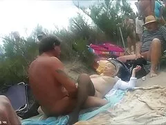 Dos chicas latinas de aspecto dulce compartiendo una gran polla blanca