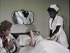 Chica jugosa se frota el clítoris mientras tío se la folla en la cama
