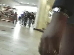 Rubia encantadora está teniendo sexo con su novio en el sofá
