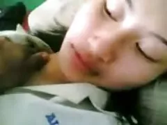 Hombre mira pequeños piqueros de chica oriental temblando durante el sexo