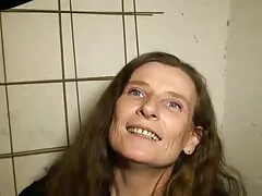 Hombre muy feliz con la pálida MILF Kit Mercer ofreciendo sexo
