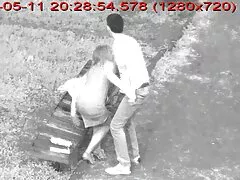 Morena delgada se atraganta con una polla y luego disfruta de estilo perrito