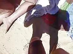 Morena cachonda está chupando la polla que estaba en su trasero