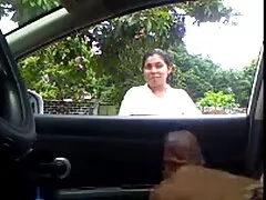 Puta morena cachonda con un buen trasero es golpeada tan fuerte