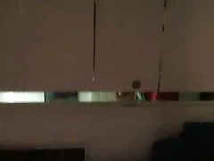 Chica insatisfecha se masturba con un pepino grande en la cocina
