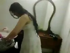 Chico blanco tiene sexo interracial con una hermosa chica de ébano delgada