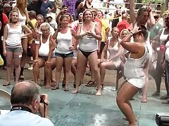 A la jovencita le encanta el sexo duro y quiere sentirlo en todas las posiciones