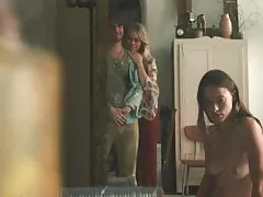 La falta de sexo hace que la rubia engañe al novio con su madrastra