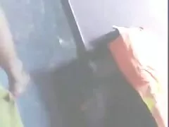 Hombre folla apasionadamente a novias con las piernas abiertas