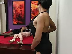 La milf Persia Pele experimenta la alegría del sexo duro con una enorme polla negra