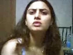 La señora Holly Heart se folla a la sumisa lesbiana Mia Li