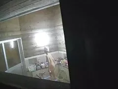 Mulata lleva a una stripper negra a la cama para ser follada