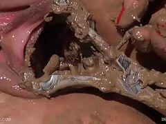 Tío musculoso satisface a la camarera tetona con sexo anal caliente