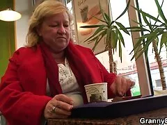 Pequeña chica de cabello oscuro es embestida al aire libre por su amante