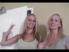 Pequeña chica follada en el coño afeitado en la sala de masajes