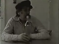 Mujer pelirroja se está ahogando con su long johnson antes de inclinarse