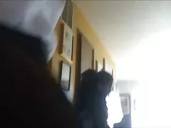 Cortesana delgada en medias satisface las necesidades de su cliente