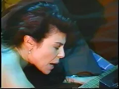 Dos chicas están en la posición 69, lamiendo mucho el coño