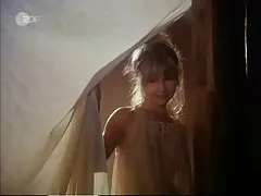 Dos rubias seductoras se divierten increíblemente con su macho