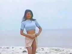 Maravillosa morena con grandes tetas está muy feliz de ser follada